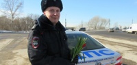 Нижегородские гаишники завалили автодам цветами