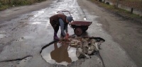 Пенсионерка из Нижегородской области самостоятельно починила дорогу 