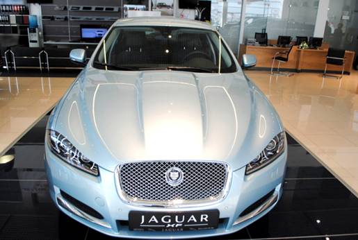 Белый Jaguar вид спереди 