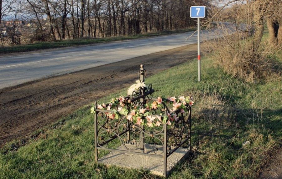 Памятники жертвам ДТП у дороги
