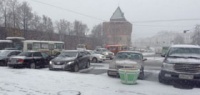 Небольшой снегопад вызвал транспортный коллапс в Нижнем Новгороде