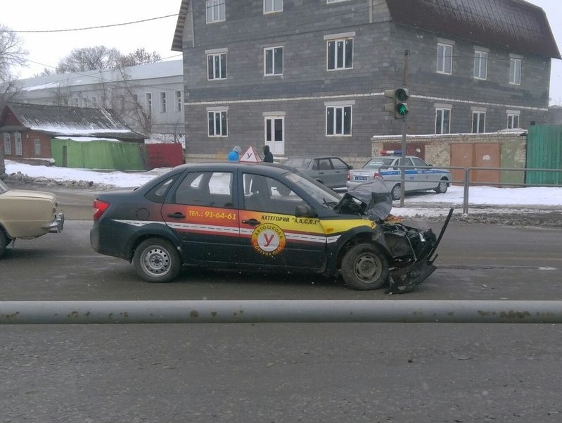 Автомобиль автошколы мастер попал в дтп